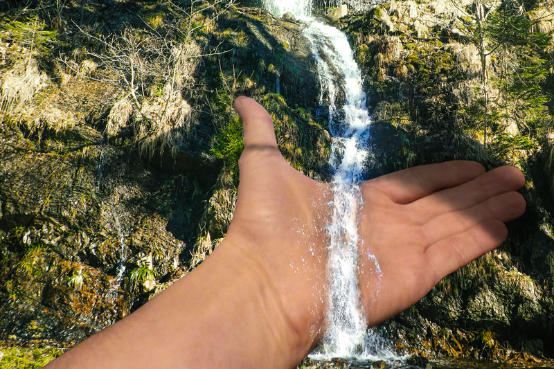 Hand mit Wasserfall